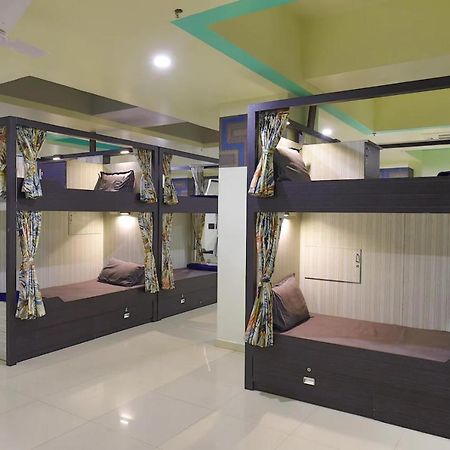 In & Out Dormitory أحمد أباد المظهر الخارجي الصورة
