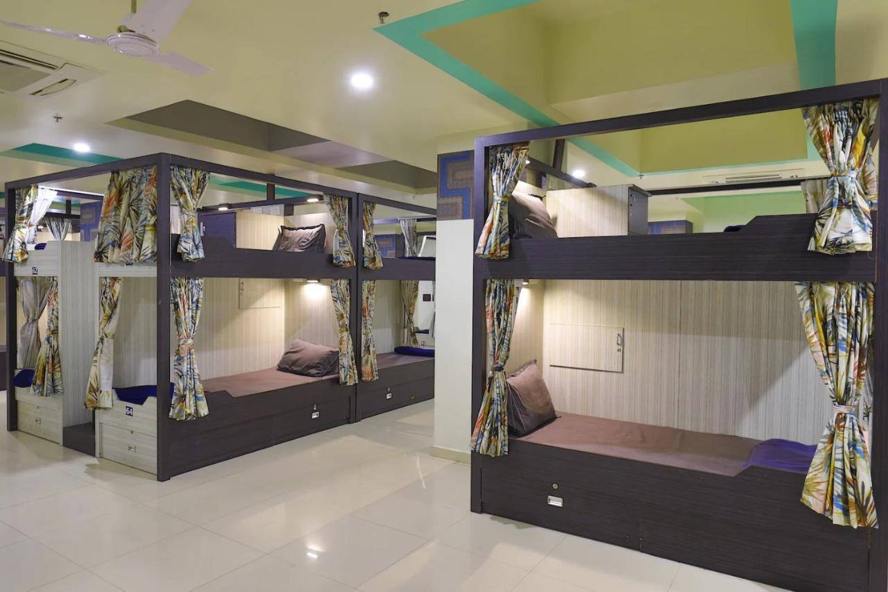 In & Out Dormitory أحمد أباد المظهر الخارجي الصورة