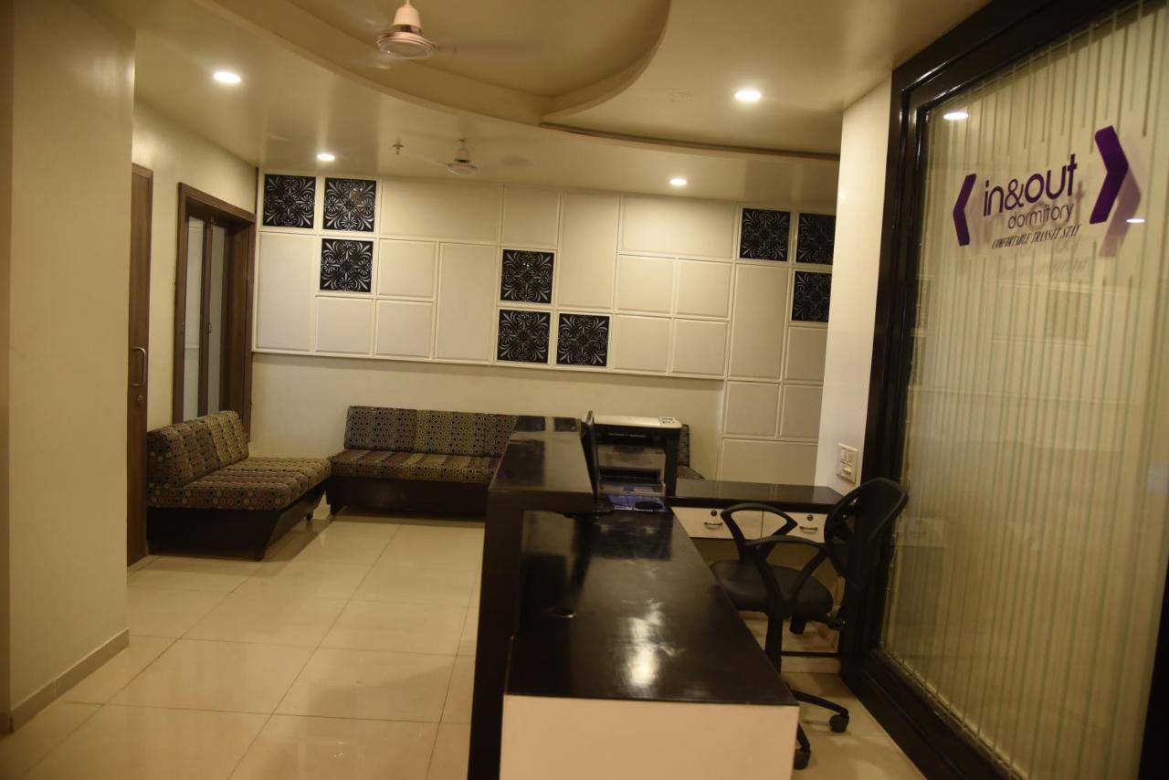 In & Out Dormitory أحمد أباد المظهر الخارجي الصورة