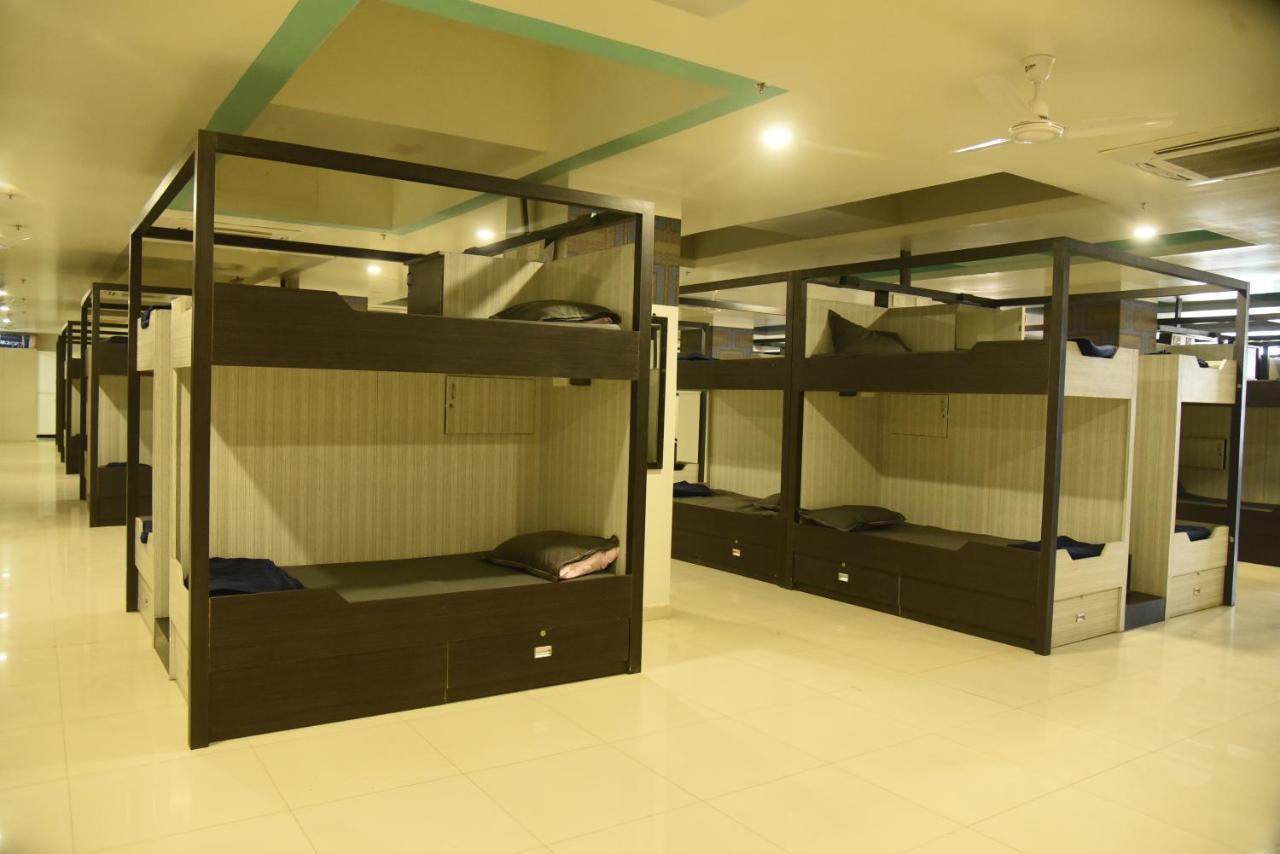 In & Out Dormitory أحمد أباد المظهر الخارجي الصورة
