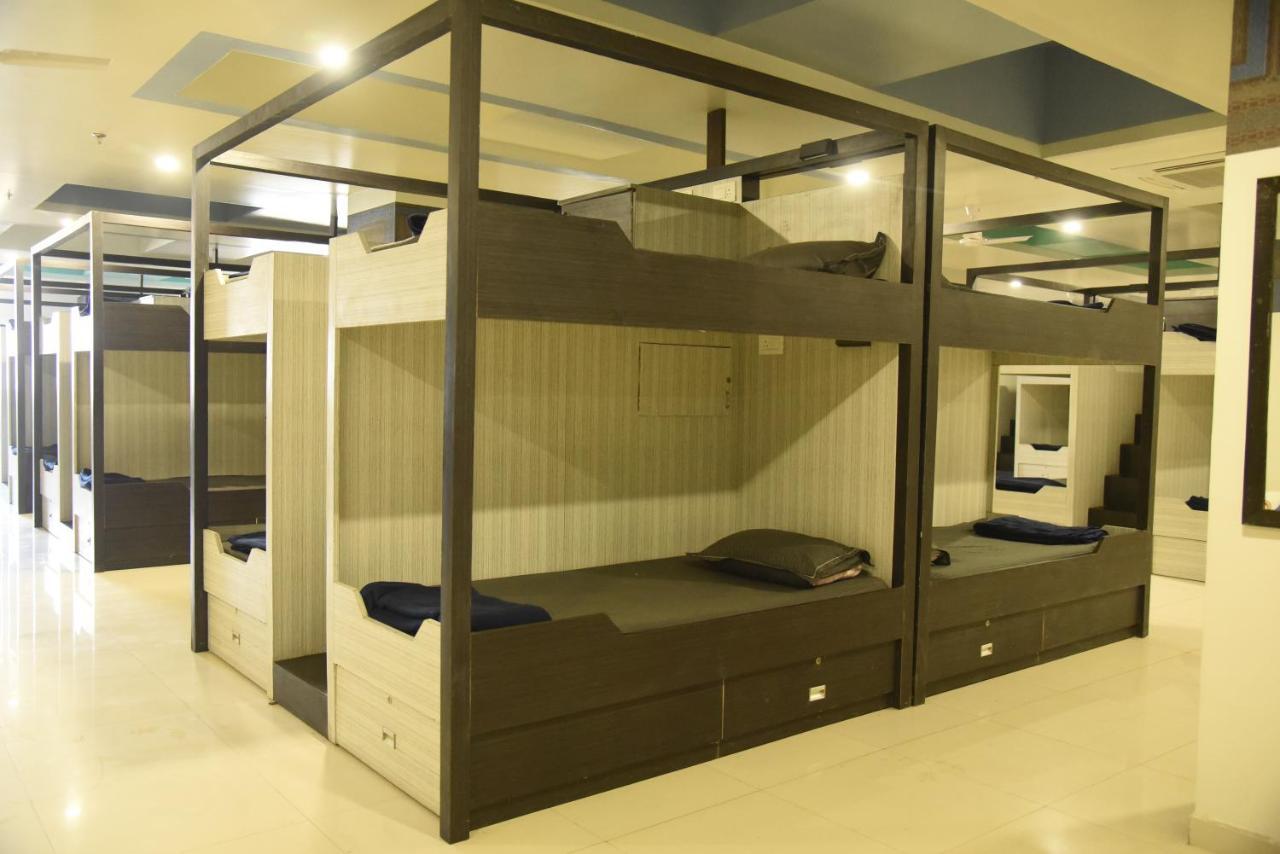 In & Out Dormitory أحمد أباد المظهر الخارجي الصورة