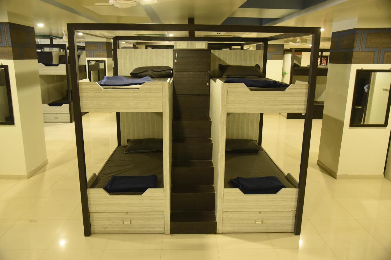 In & Out Dormitory أحمد أباد المظهر الخارجي الصورة
