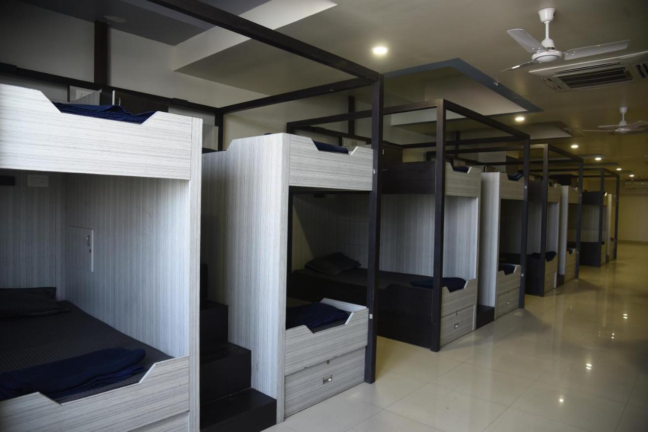 In & Out Dormitory أحمد أباد المظهر الخارجي الصورة