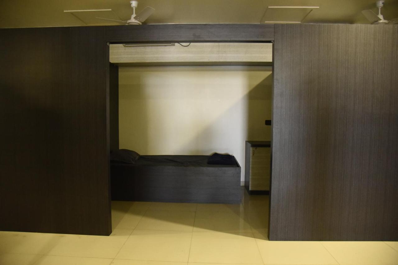 In & Out Dormitory أحمد أباد المظهر الخارجي الصورة