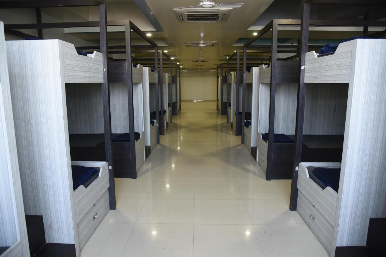 In & Out Dormitory أحمد أباد المظهر الخارجي الصورة