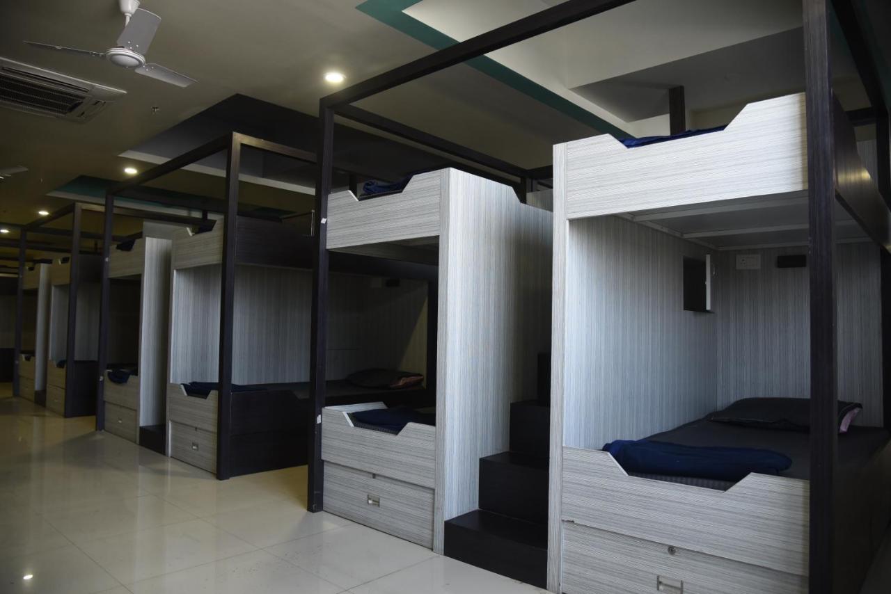 In & Out Dormitory أحمد أباد المظهر الخارجي الصورة