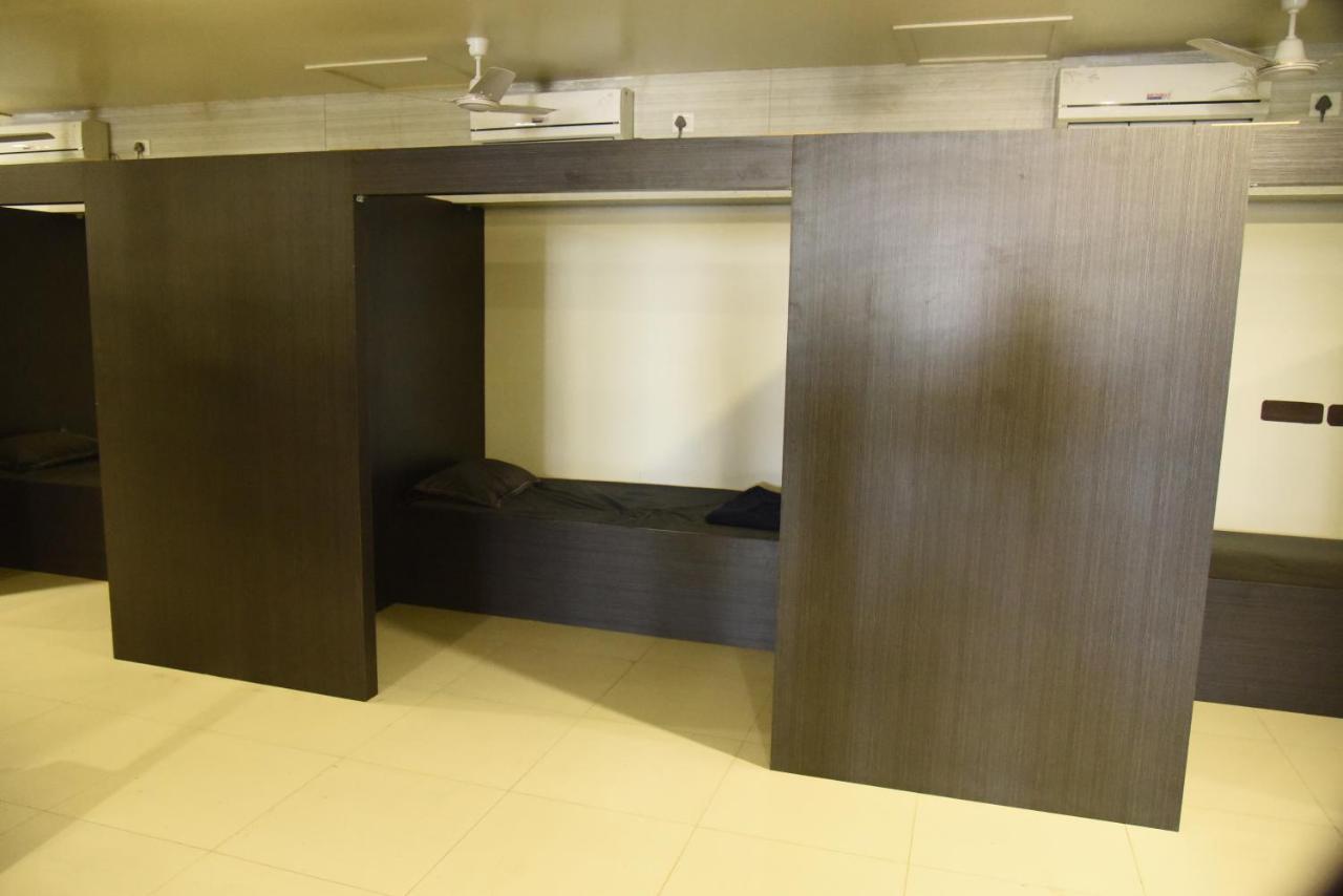 In & Out Dormitory أحمد أباد المظهر الخارجي الصورة