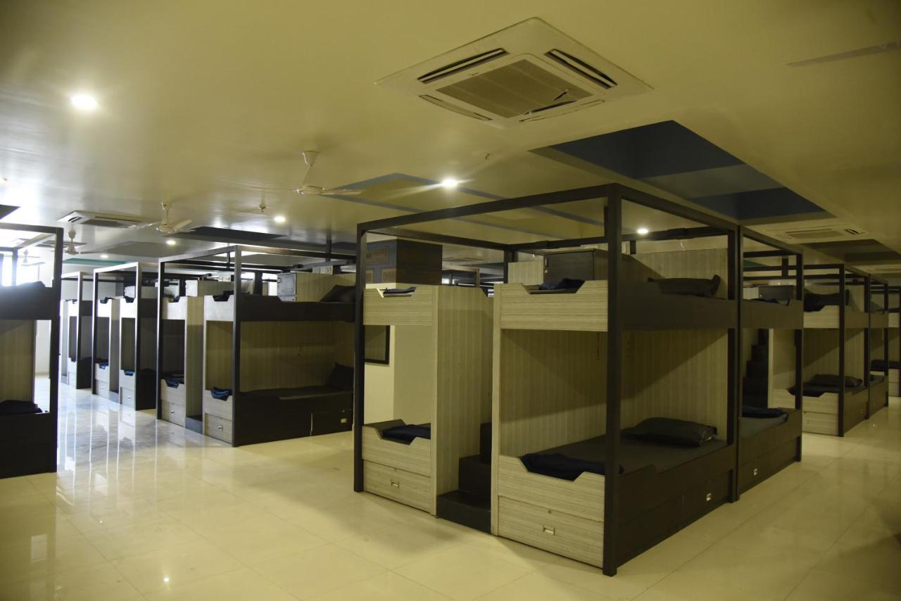 In & Out Dormitory أحمد أباد المظهر الخارجي الصورة