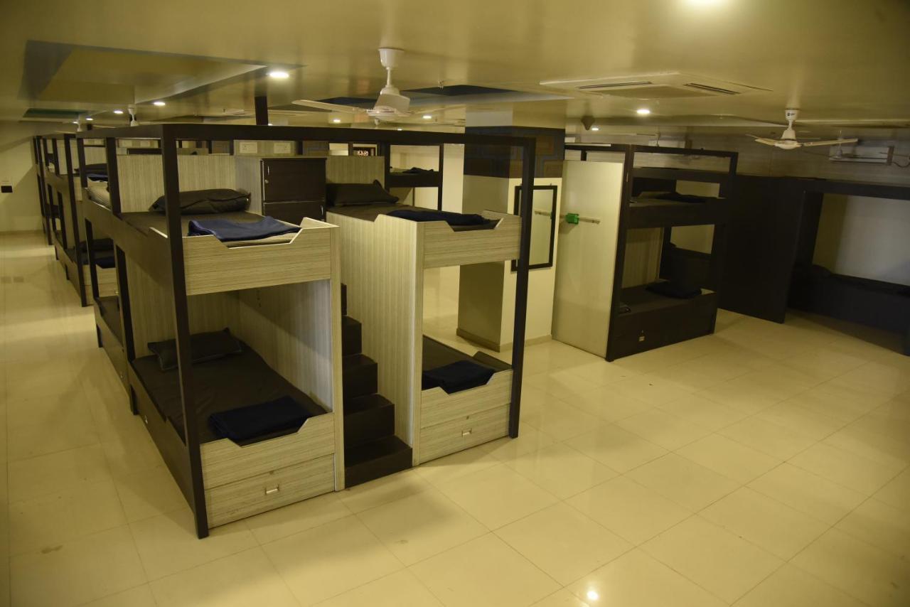 In & Out Dormitory أحمد أباد المظهر الخارجي الصورة