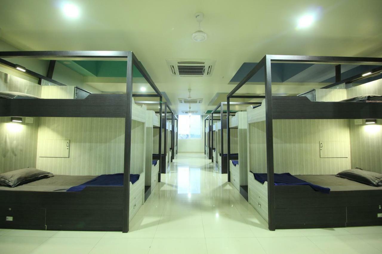 In & Out Dormitory أحمد أباد المظهر الخارجي الصورة