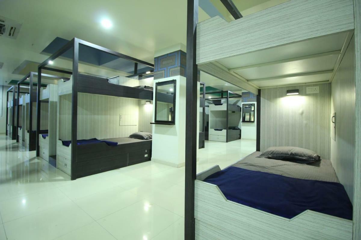 In & Out Dormitory أحمد أباد المظهر الخارجي الصورة