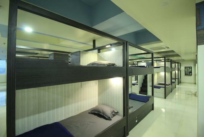 In & Out Dormitory أحمد أباد المظهر الخارجي الصورة
